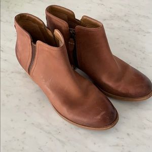 Clark’s Brown Ankle Booties 7.5 Women’s Trendy